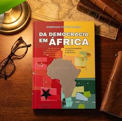 Capa do livro Da Democracia em África, de Domingos Simões Pereira, edição Nimba Edições