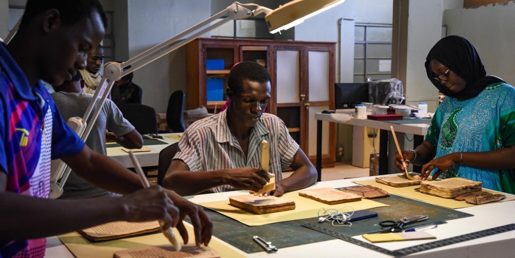 Trabalho de conservação e tratamento de documentos e manuscritos num espaço cultural africano.